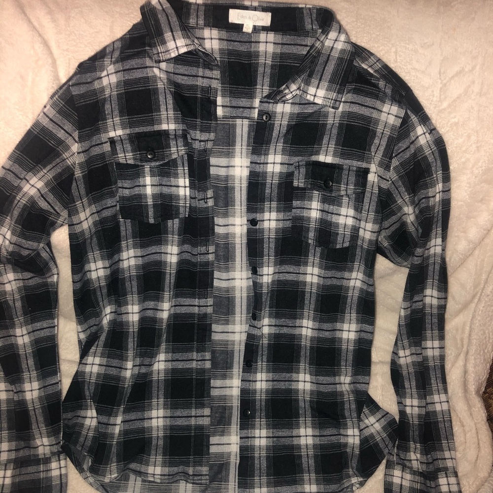 🌹White and black button down flannel